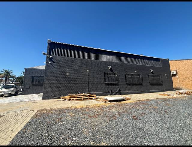 1,600M² WAREHOUSE TO LET IN STIKLAND INDUSTRIAL